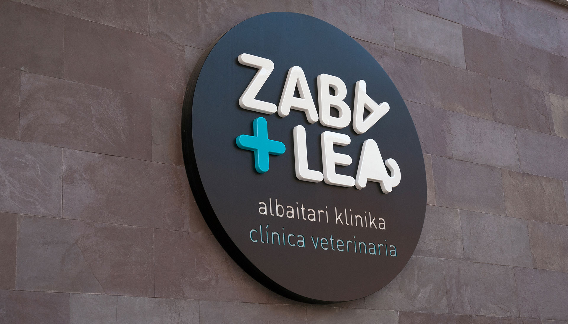 Clínica veterinaria ZABALEA Logotipo Papeleria Diseño ambiental