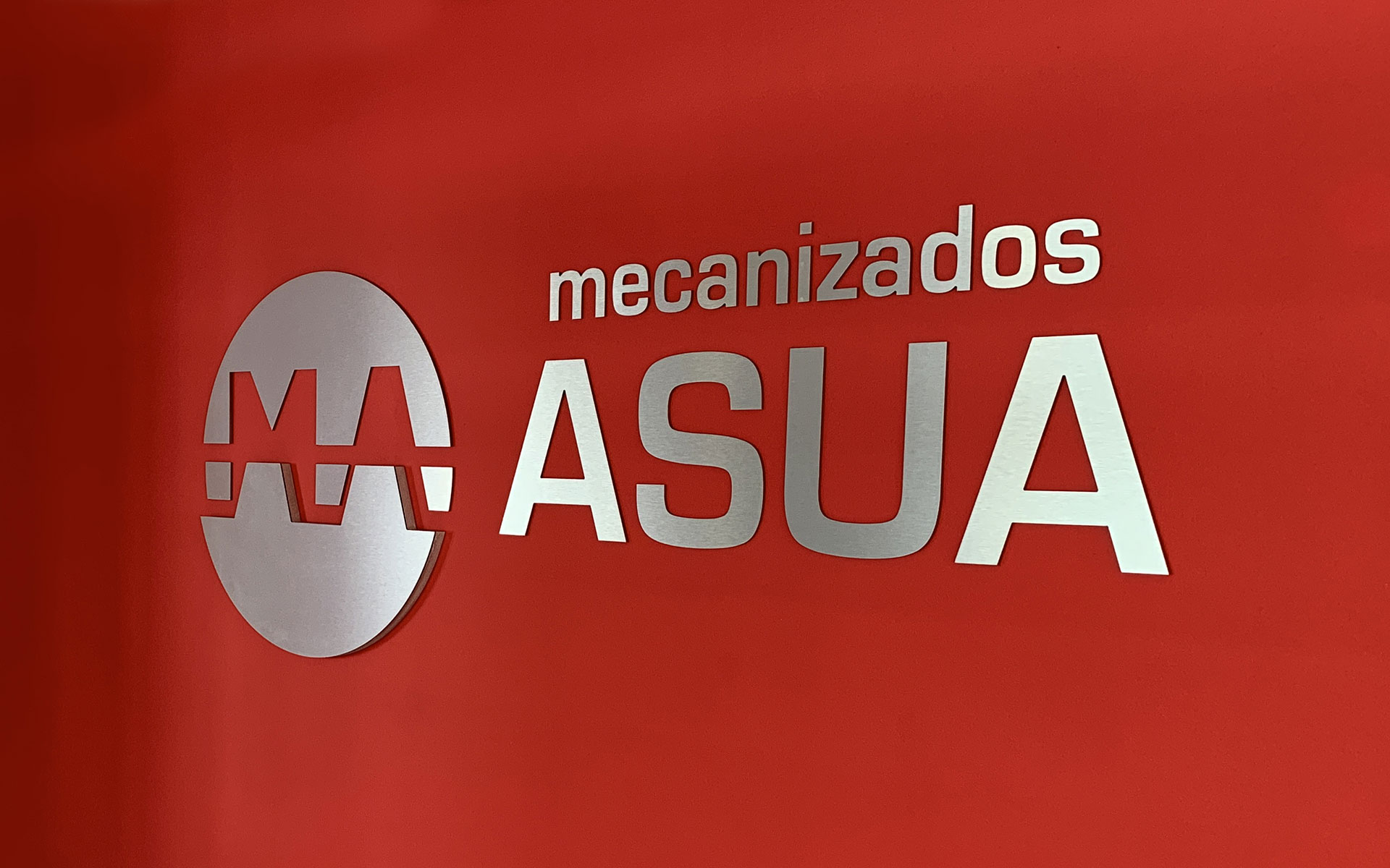 Proyecto de identidad corporativa y diferentes soportes de comunicación.