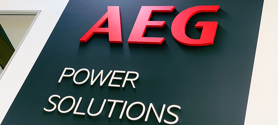 AEG Power Solutions - Decoración y señalética de diferentes estancias con imágenes de gran formato e ilustraciones personalizadas.