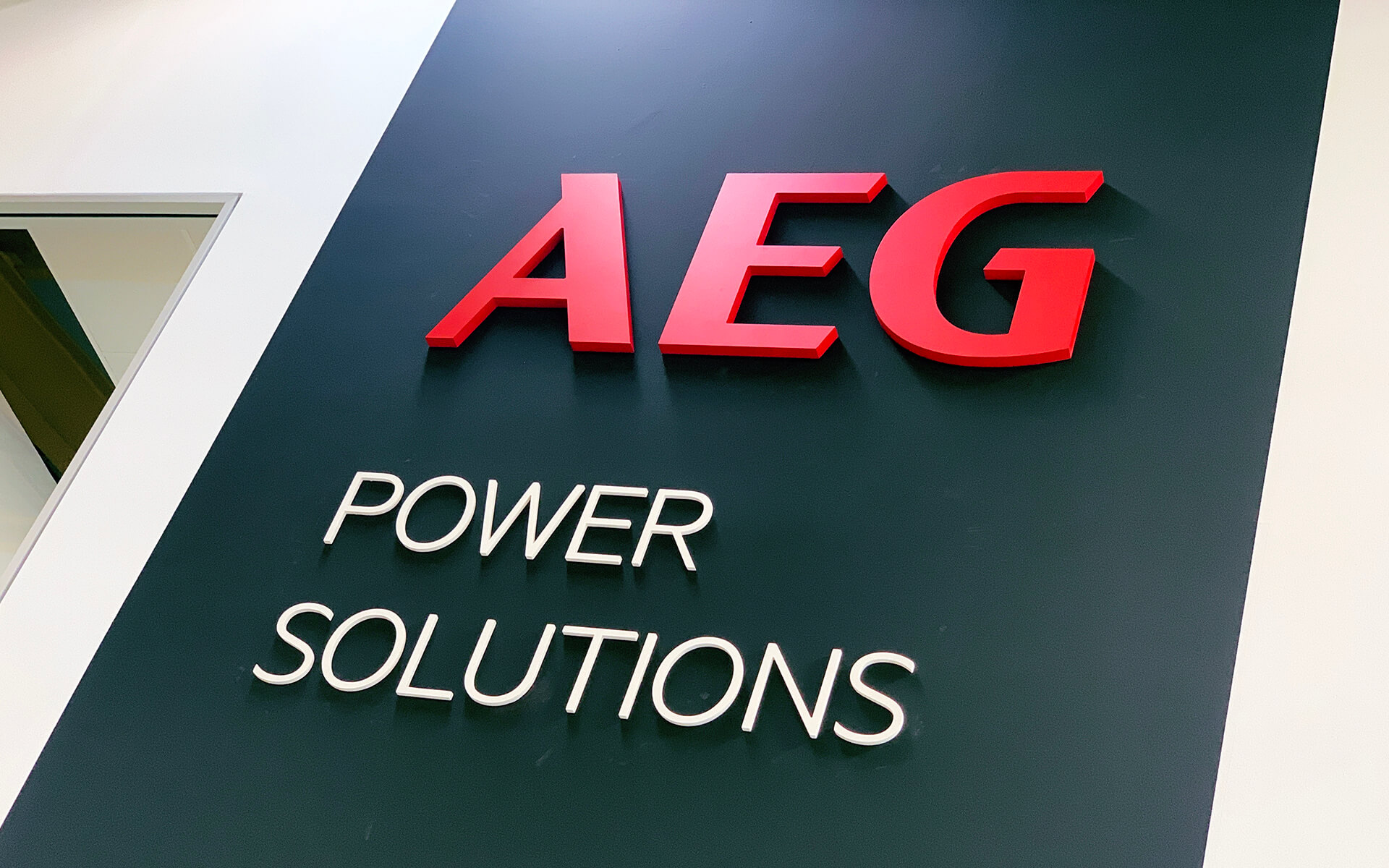 AEG Power Solutions - Decoración y señalética de diferentes estancias con imágenes de gran formato e ilustraciones personalizadas.