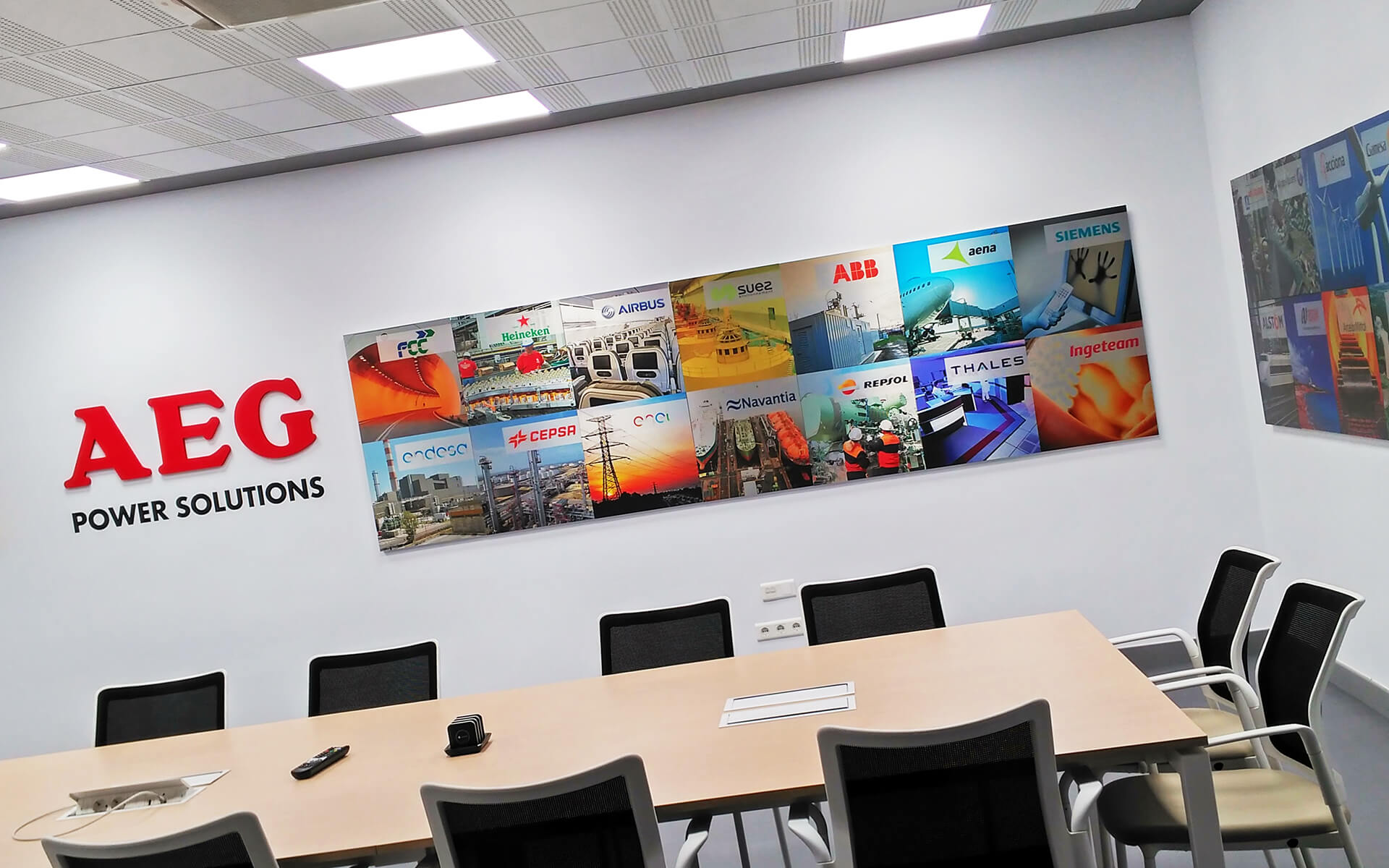 AEG Power Solutions - Decoración y señalética de diferentes estancias con imágenes de gran formato e ilustraciones personalizadas.