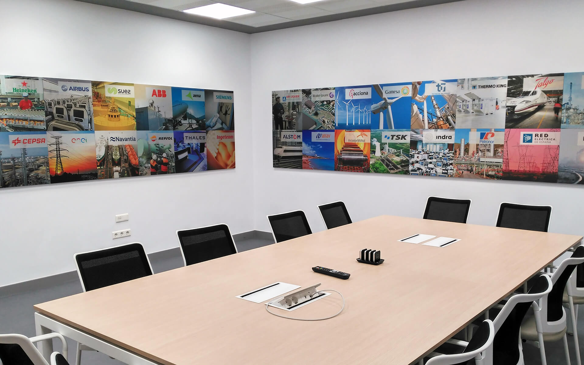 AEG Power Solutions - Decoración y señalética de diferentes estancias con imágenes de gran formato e ilustraciones personalizadas.