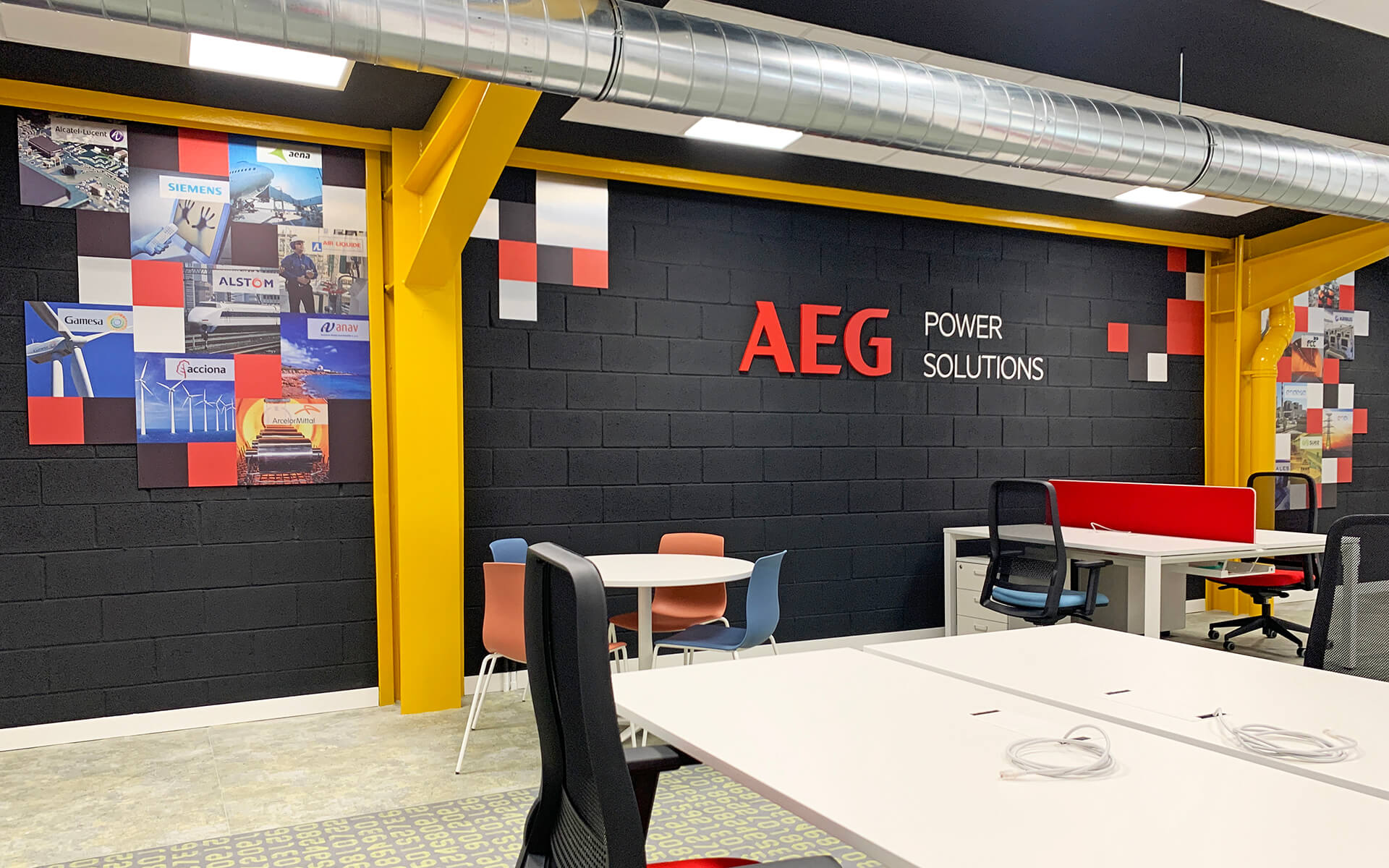 AEG Power Solutions - Decoración y señalética de diferentes estancias con imágenes de gran formato e ilustraciones personalizadas.