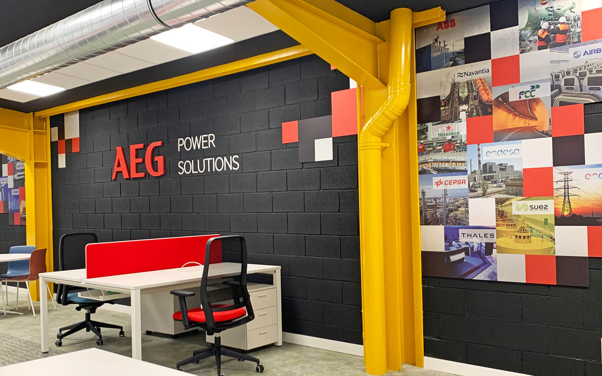 AEG Power Solutions - Decoración y señalética de diferentes estancias con imágenes de gran formato e ilustraciones personalizadas.