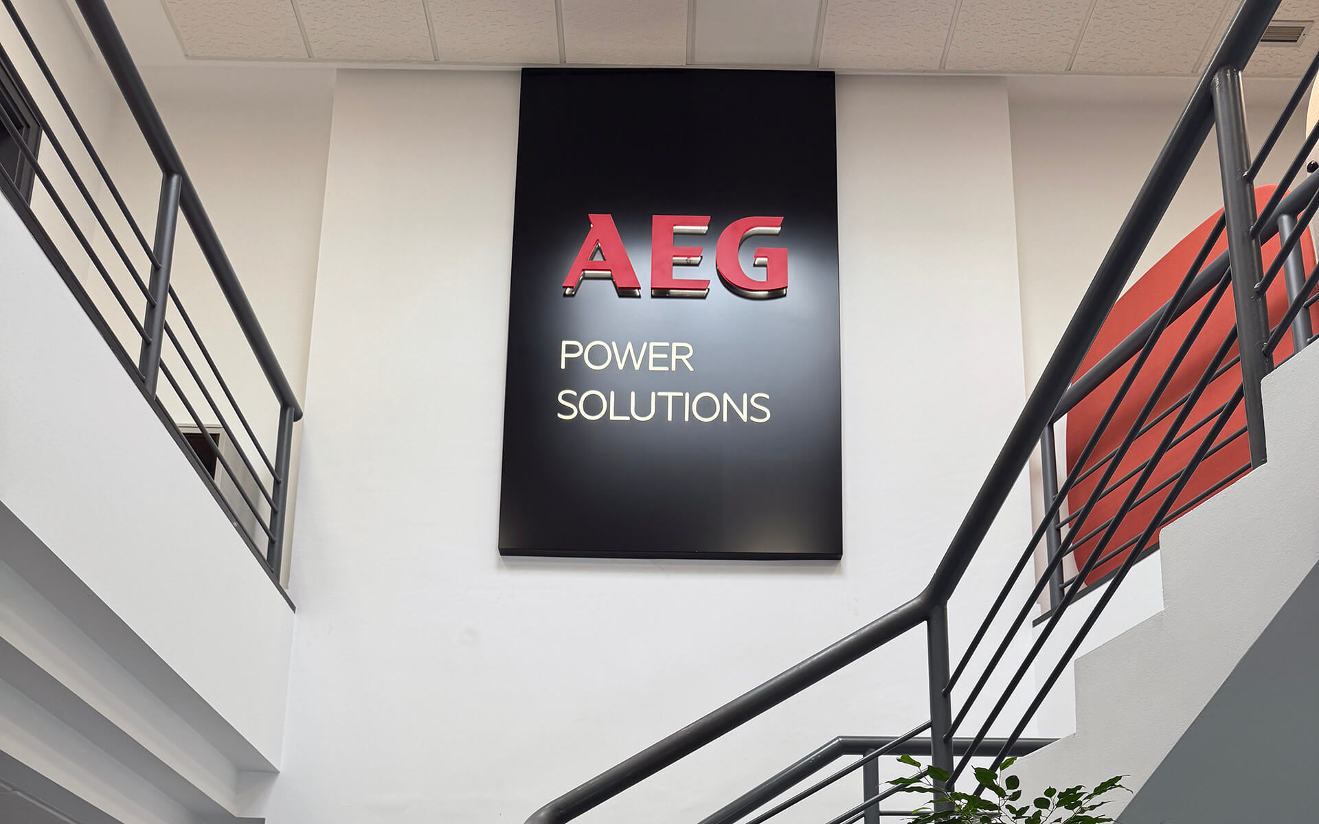AEG Power Solutions - Decoración y señalética de diferentes estancias con imágenes de gran formato e ilustraciones personalizadas.
