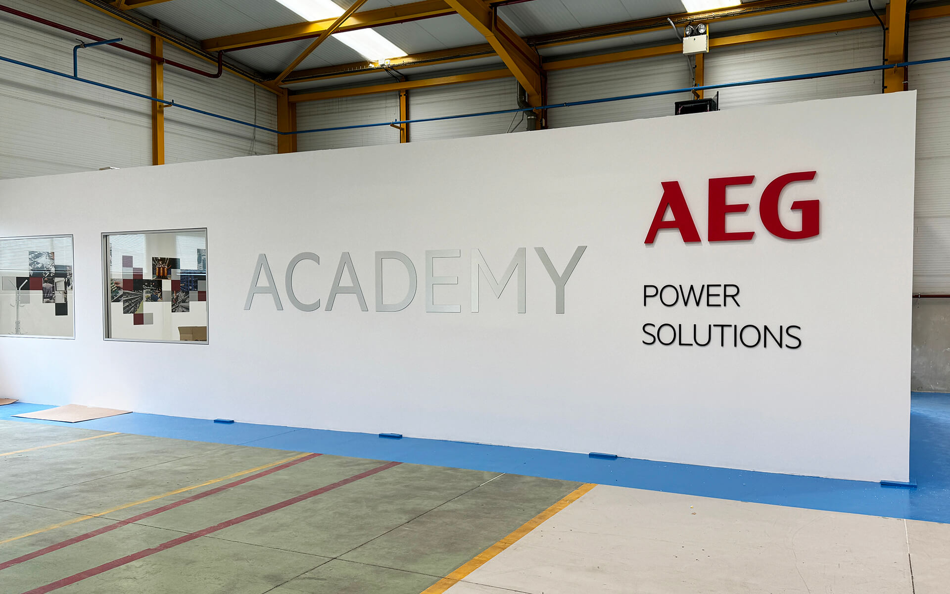 AEG Power Solutions - Decoración y señalética de diferentes estancias con imágenes de gran formato e ilustraciones personalizadas.