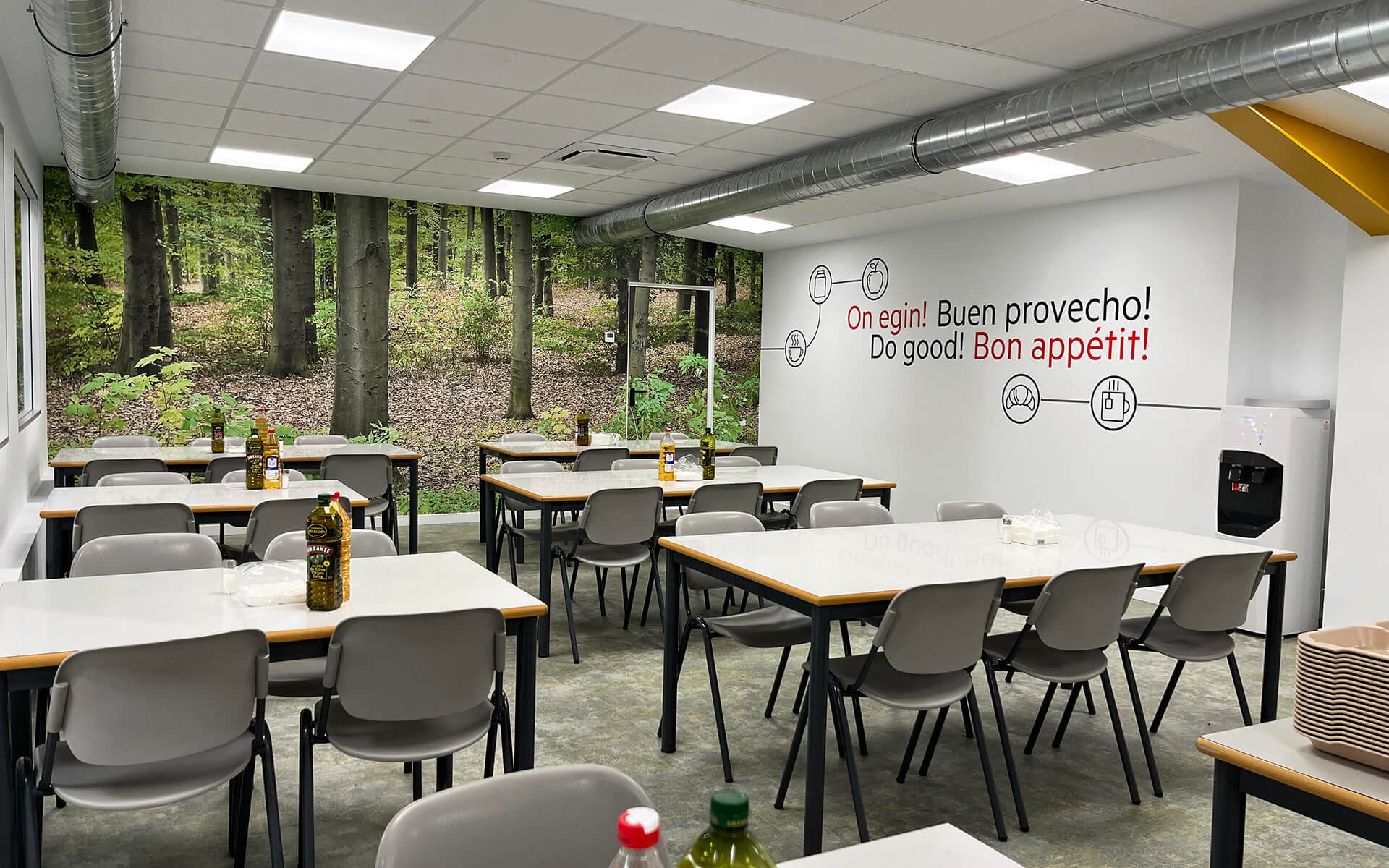 AEG Power Solutions - Decoración y señalética de diferentes estancias con imágenes de gran formato e ilustraciones personalizadas.