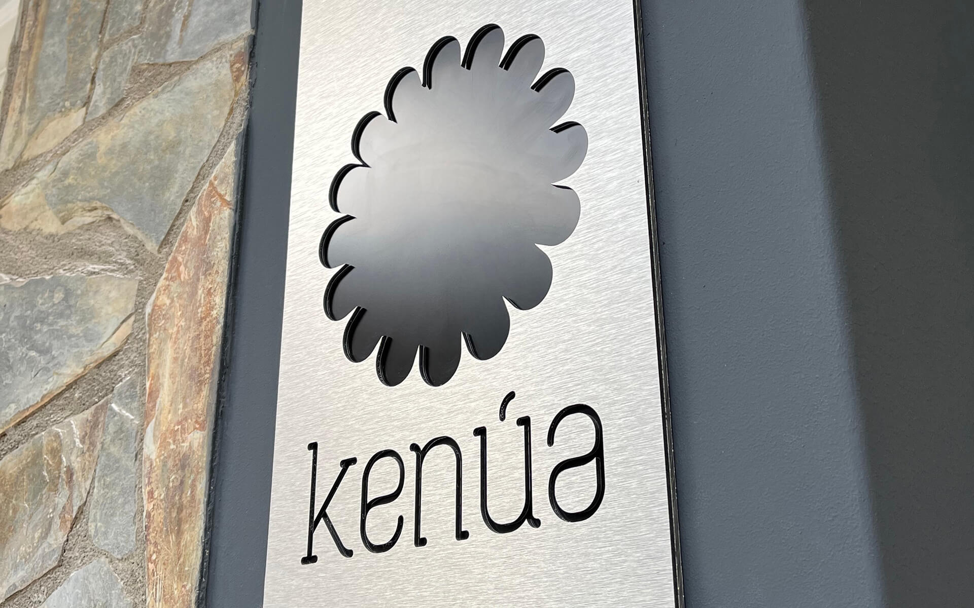 KENÚA - Proyecto de identidad corporativa y diferentes soportes de comunicación.