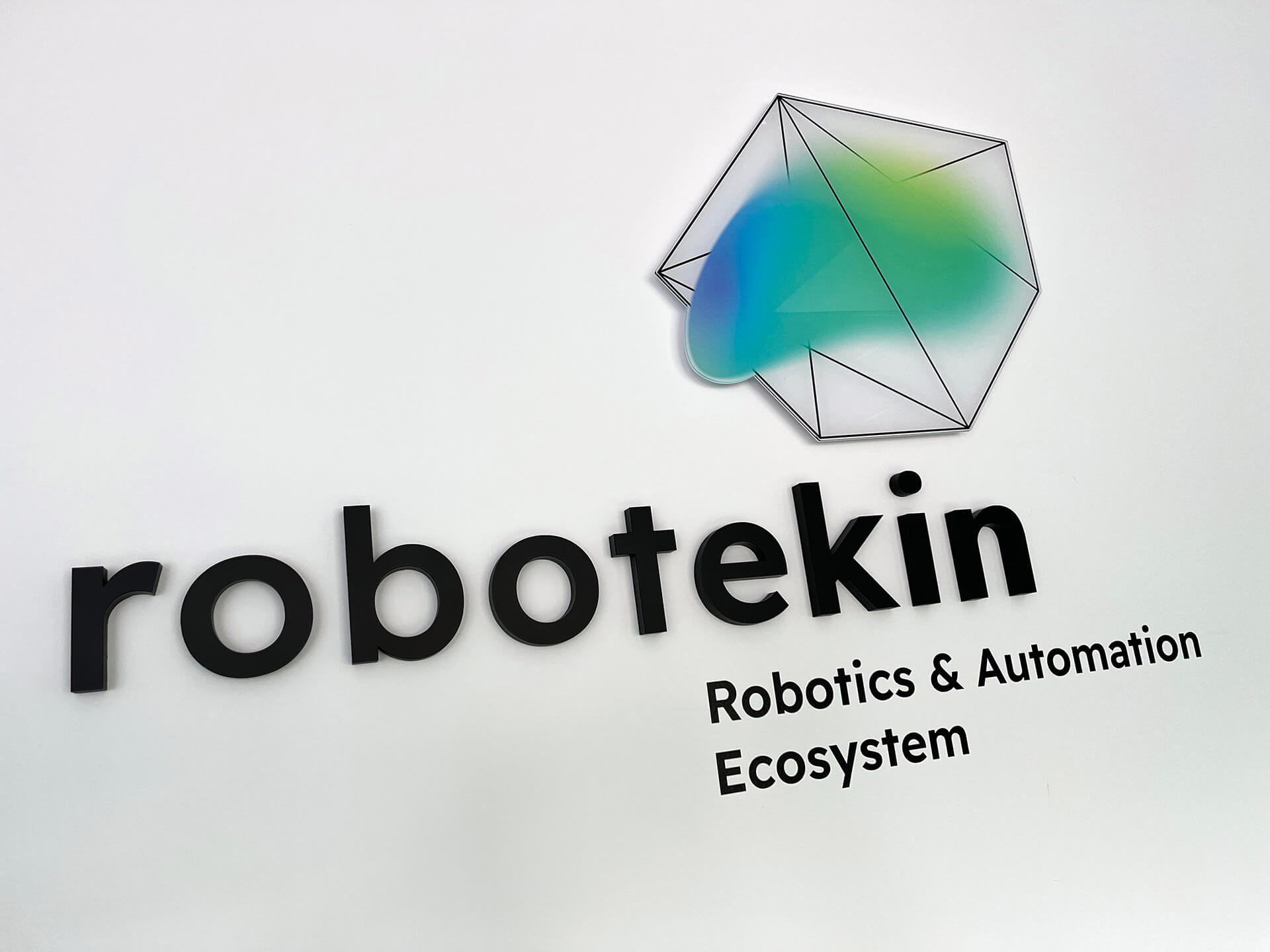Proyecto de diseño gráfico ambiental - ROBOTEKIN Ecosistema vasco de robótica y automatización