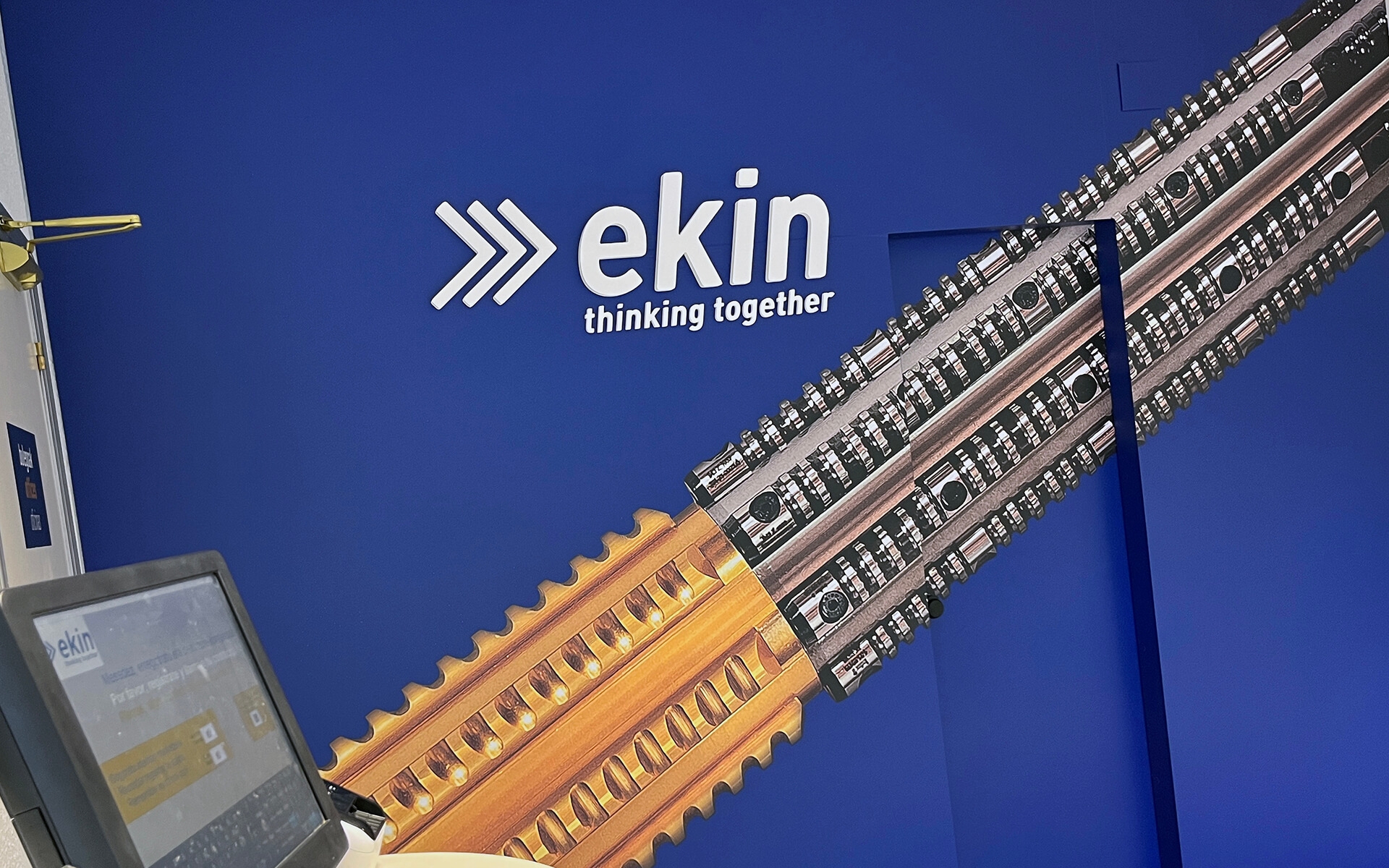 Proyecto de diseño gráfico ambiental - EKIN Fabricación de maquinaria y herramienta industrial