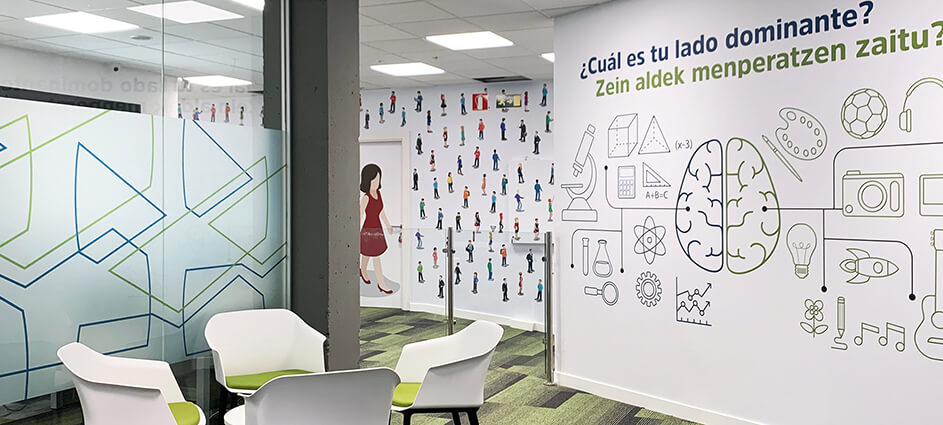 Proyecto de diseño gráfico ambiental - KONECTIA Centro de formación