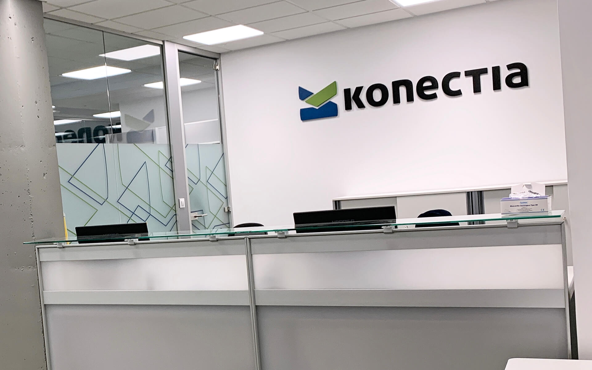 Proyecto de diseño gráfico ambiental - KONECTIA Centro de formación