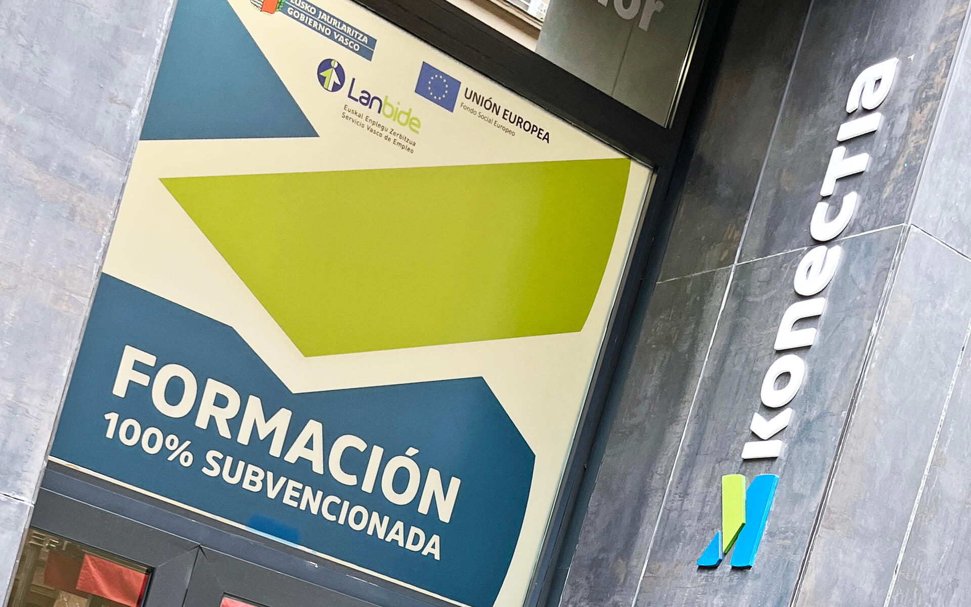 Proyecto de diseño gráfico ambiental - KONECTIA Centro de formación